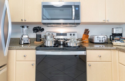 Coral Way Condo | Elegant, King Bed,Parking,Wifi, Self check in