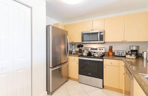 Coral Way Condo | Elegant, King Bed,Parking,Wifi, Self check in