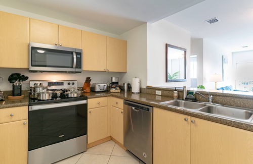 Coral Way Condo | Elegant, King Bed,Parking,Wifi, Self check in