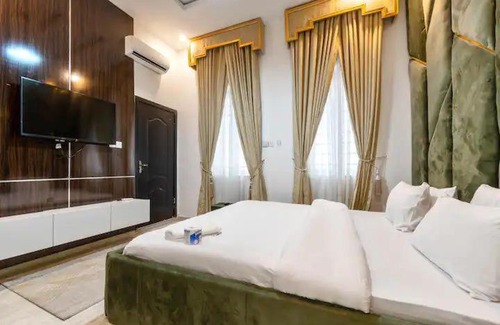 Ofin House | Elegant KING SIZE 4 beds duplex/ 24Hrs electricity