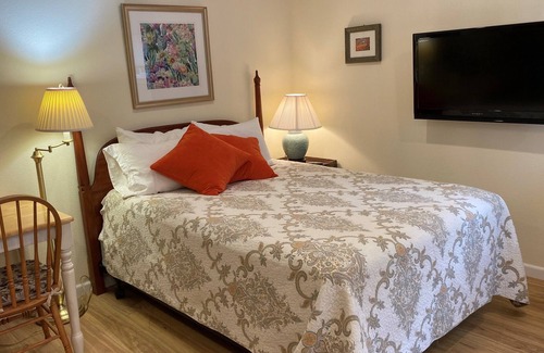 Western Apartment | Elegant Studio for Two, Minutes to University and Downtown