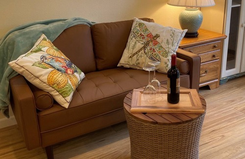 Western Apartment | Elegant Studio for Two, Minutes to University and Downtown