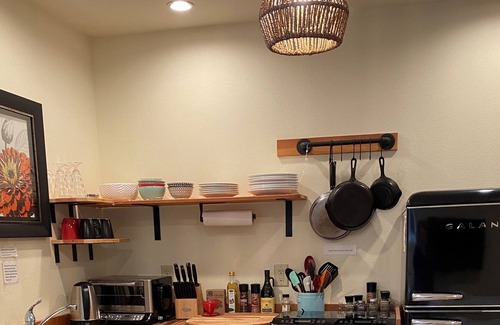 Western Apartment | Elegant Studio for Two, Minutes to University and Downtown