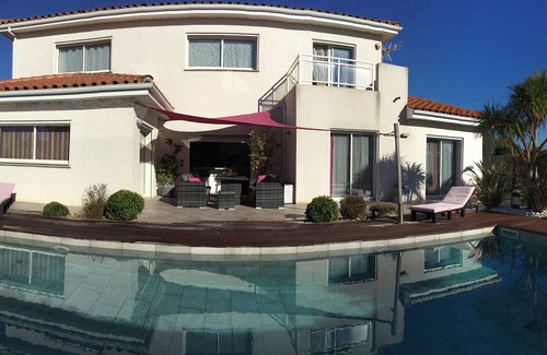 Pia Villa | Elegant Villa with pool near the beaches