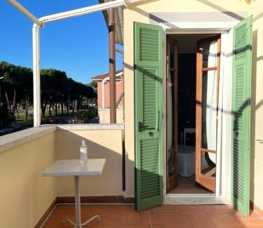 Marina di Carrara House | Elegante camera matrimoniale con balcone a 500 mt dal mare