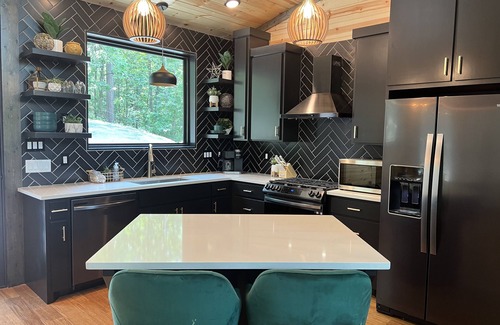 Broken Bow Cabin | Elevated modern cabin in trees, see-thru fireplace, close to Beavers Bend State Park