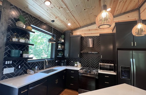 Broken Bow Cabin | Elevated modern cabin in trees, see-thru fireplace, close to Beavers Bend State Park