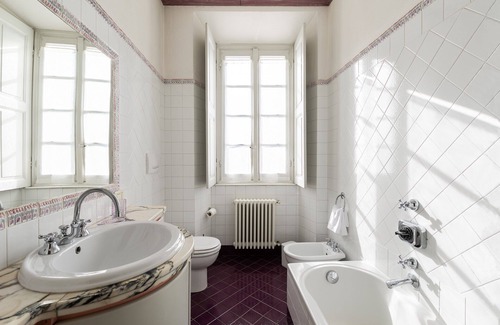 Albese con Cassano Apartment | Elisabeth in Villa with Private Parking