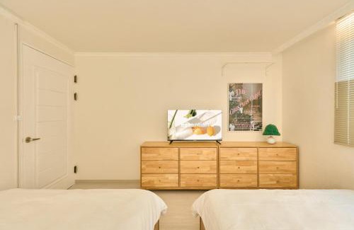 Gangdong-Gu Apartment | Ella Stay 서울 잠실 롯데월드 근처 천호동 강동경희대병원 5호선 올림픽공원역 KSPO #초역세권 #최고급 호텔침구