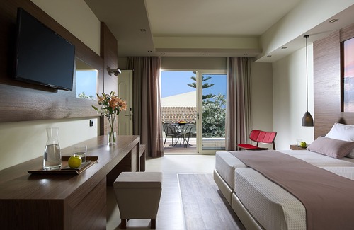 Kato Stalos Hotel | Elotis Suites