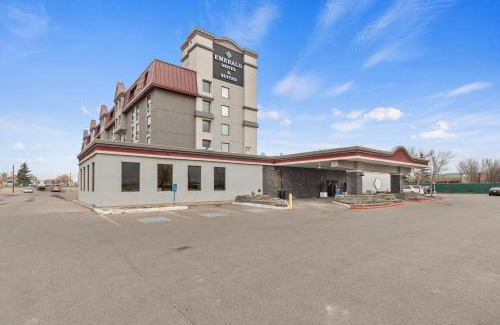 Calgary Hotel | Emerald Hotel & Suites Calgary Airport