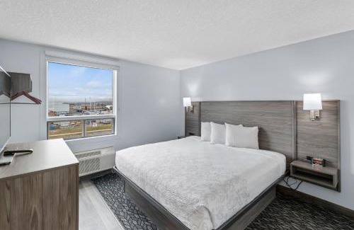 Calgary Hotel | Emerald Hotel & Suites Calgary Airport