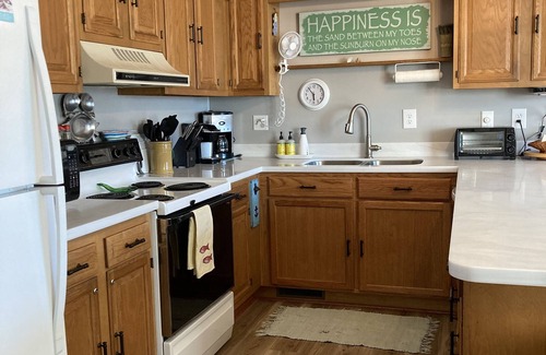 Emerald Isle Cottage | EMERALD ISLE - DISCOUNTED WINTER RATES! 2nd Row, 4 BR, 2BA, SLEEPS 10