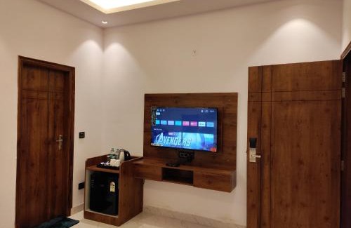 Greater Noida Hotel | Emerald Suites