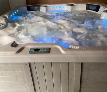 Vauvert Apartment | En Camargue, Gite Cosy climatisé jacuzzi en sus, proche lac et mer