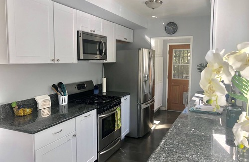 Encino House | Endless summer in LA HEATED POOL/HOT TUB/CABANA 3 br/2 bath with game room