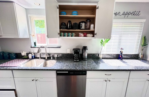 Encino House | Endless summer in LA HEATED POOL/HOT TUB/CABANA 3 br/2 bath with game room