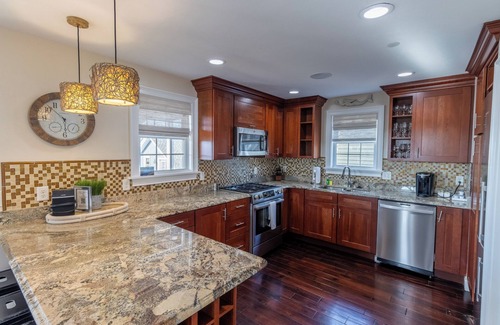 Fifth Ward Condo | Enjoy Sunsets Over Newport Harbor From A Large Roof Deck