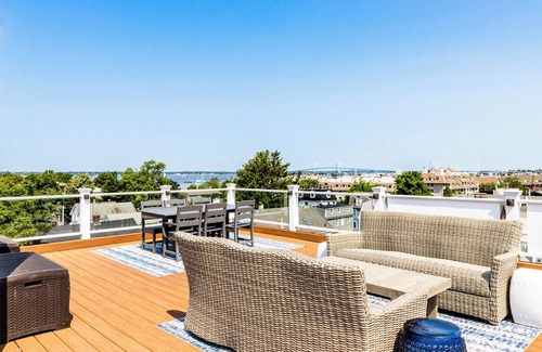 Fifth Ward Condo | Enjoy Sunsets Over Newport Harbor From A Large Roof Deck