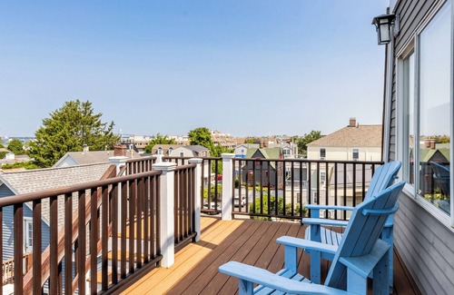 Fifth Ward Condo | Enjoy Sunsets Over Newport Harbor From A Large Roof Deck