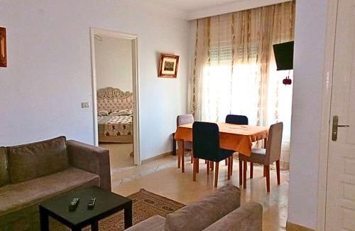 Ennasr Apartment | Ennasr 2 - Appartement Propre avec WiFi Fibre et Emplacement idéal - Chaines International - Proche commerces et Restaurants - Service Navette