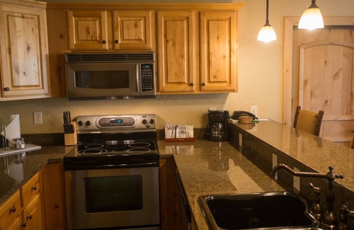 Park City Condo | Enormous Condo with Stunning Mountain Views by RedAwning - Save 20% on 7+ Nights!