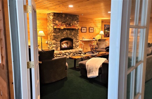 Leavenworth Cabin | Enormous Mountain Lodge - POOL / HOT TUB / Pool Table / Chef Kitchen