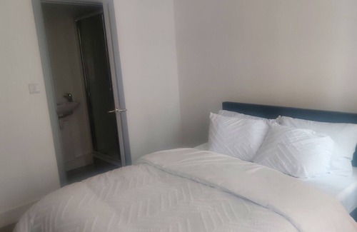 Gascoigne Apartment | Ensuite room with street view 5 mins from Station