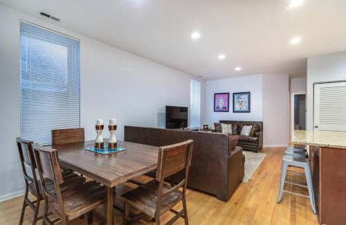 Wrightwood Neighbors House | ENTIRE BUILDING-Walk to Lincoln Park or The Beach