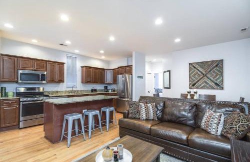 Wrightwood Neighbors House | ENTIRE BUILDING-Walk to Lincoln Park or The Beach