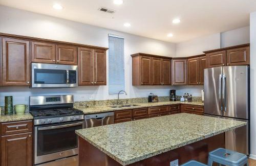 Wrightwood Neighbors House | ENTIRE BUILDING-Walk to Lincoln Park or The Beach