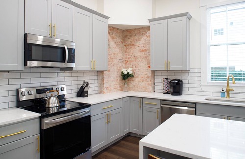 Metropolitan House | Entire Duplex-Historic Savannah