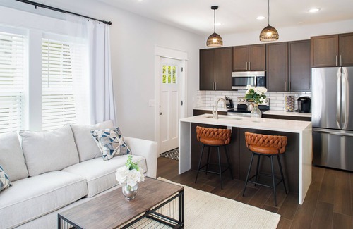 Metropolitan House | Entire Duplex-Historic Savannah