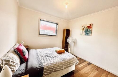 Penguin House | Entire Unit in Penguin with Free Parking