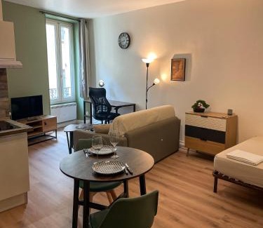 Aubenas Apartment | Escapade Ardéchoise - Parking Gratuit - Château à 2 pas