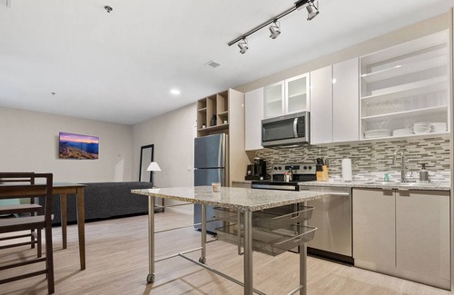 Crossroads Arts District Condo | Escape the Ordinary and Stay in Our Exclusive Accommodation 326