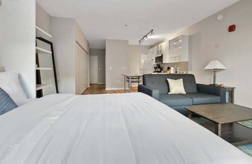 Crossroads Arts District Condo | Escape to a Beautiful Oasis Just Moments from Kauffman Stadium 338