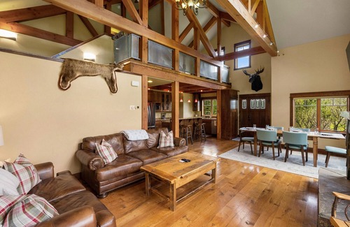 Gallatin Gateway Ski Chalet | Escape to Big Sky with this Relaxing Retreat