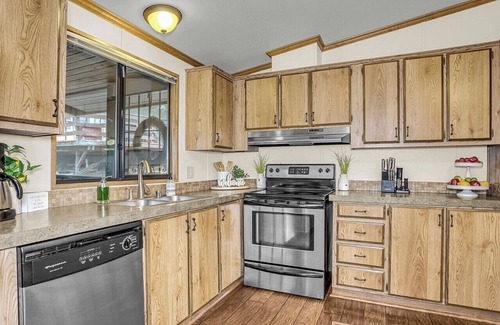 Munds Park Cabin | Escape to Pinewood Canyon Cabin, an inviting 2BR/2BA retreat nestled in the pines of Munds Park. With warm interiors, a relaxing deck with views, and direct forest access, it’s the perfect basecamp for year-round adventure and mountain serenity.