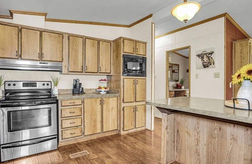 Munds Park Cabin | Escape to Pinewood Canyon Cabin, an inviting 2BR/2BA retreat nestled in the pines of Munds Park. With warm interiors, a relaxing deck with views, and direct forest access, it’s the perfect basecamp for year-round adventure and mountain serenity.