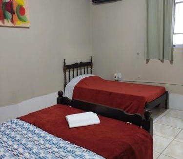 Centro House | Espaço básico e funcional com 2 ambientes, sem fogão, bem localizado, zona nobre, com garagem