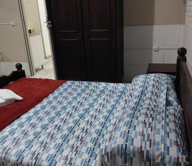 Centro House | Espaço básico e funcional com 2 ambientes, sem fogão, bem localizado, zona nobre, com garagem
