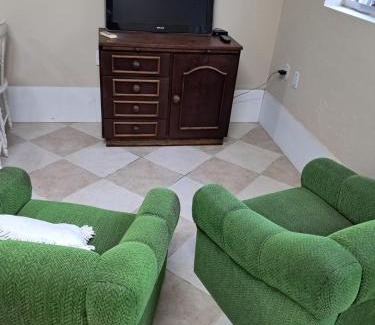 Centro House | Espaço básico e funcional com 2 ambientes, sem fogão, bem localizado, zona nobre, com garagem