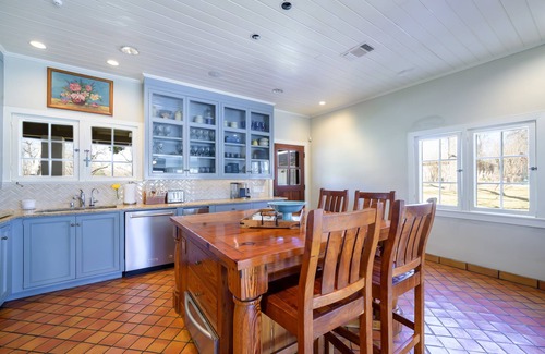 McQueeney House | Estate with exclusive grounds, private tennis courts, and beautiful views