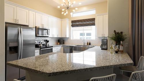 North Scottsdale Apartment | Eucalyptus by AvantStay Stunning Scottsdale Home w Communal Pool Hot Tub