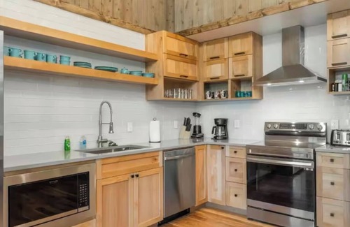 Afton Cabin | Evergreen Cove Cabin - 3 bedroom, hot tub, Mnky Islnd, golf shangri-La