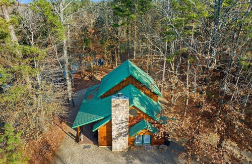 Broken Bow Cabin | Excellent location! Water view from porch, short drive to Lake and Beavers Bend!