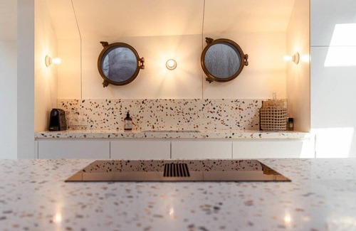 Ghent Boat Rental | Exceptional Houseboat in Ghent's waters