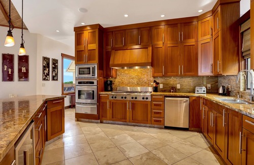 Historic Kailua Village House | Exclusive area. Ocean view. Putting Green, Private yard, SW Infinity pool
