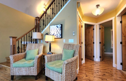 Central Okanagan Cottage | Exclusive lakefront 2-bedroom + loft cottage with high-end finishes, 3 queen beds, and a sofa bed. Dog-friendly